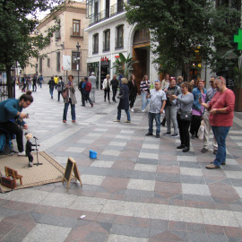 Mario González, con sus marionetas, en una calle del centro de Madrid. M.T.