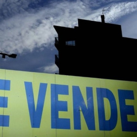 Cartel de venta de una promoción inmobiliaria. - EFE