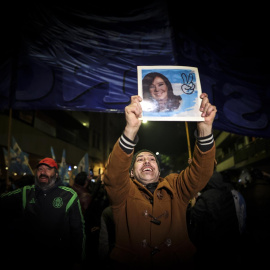 Manifestantes demuestran su apoyo a la vicepresidenta argentina, Cristina Fernández de Kirchner