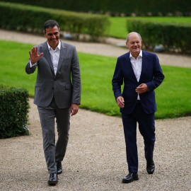 El presidente del Gobierno, Pedro Sánchez, junto al canciller alemán Olaf Scholz, este martes en Meseberg (Alemania).
