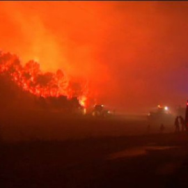 Los bomberos continúan su feroz lucha contra las llamas en Girona