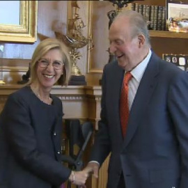 Rosa Díez al Rey: "¡Le veo guapo!"