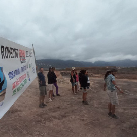 11/08/2022. La asociación 'Acampada Stop Cuna del Alma' saca un cartel en forma de protesta,  en Tenerife, a 11 de agosto de 2022.