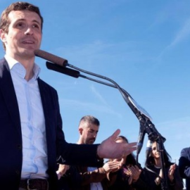 El presidente del PP, Pablo Casado, durante su intervención en un acto celebrado hoy con militantes en el Paseo de la Ría de Huelva. EFE/Julián Pérez