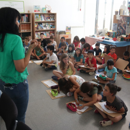 Les mestres i una infermera del CAP de Banyoles comenten els dibuixos que els alumnes de l'escola de la Draga han fet sobre les revisions pediàtriques.
