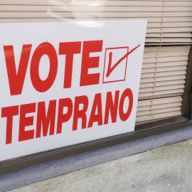 Un letrero en español en la ciudad de Dodge City (Kansas), que indica la situación de una colegio electoral para el voto anticipado en las elecciones legislativas de EEUU. REUTERS / John Whitesides