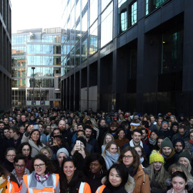 Trabajadores de Google en Dublín protestan a las afueras de su oficina. REUTERS/Clodagh Kilcoyne