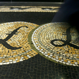 El símbolo de la libra en unos mosaicos en la acera frente a la sede del Banco de Inglaterra, en la City londinense. REUTERS/Luke MacGregor