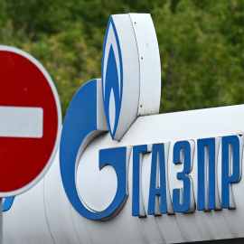 Fotografía de archivo tomada el 1 de septiembre de 2022 en la que se puede ver un logotipo del gigante energético ruso Gazprom en una gasolinera en Moscú.