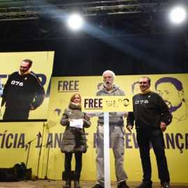 Familiares de Oriol Junqueras leen su carta frente a Lledoners. TWITTER/@ESQUERRA_ERC