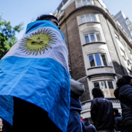Simpatizantes se reúnen frente a policías que custodian el acceso a la residencia de la vicepresidenta argentina, Cristina Fernández, a 2 de septiembre de 2022, en Buenos Aires.
