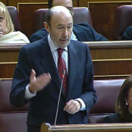 Rubalcaba a Rajoy: ¿Volvería a hacerse la foto frente a la cola del INEM?