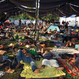 Integrantes de la caravana de migrantes centroamericanos descansan en el municipio de Matías Romero, estado de Oaxaca (México). (LUIS VILLALOBOS | EFE)
