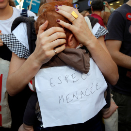Una mujer lleva a su bebé en una protesta contra el cambio climático en París - REUTERS/Philippe Wojazer
