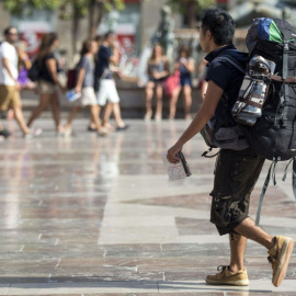 Un turista visita la plaza de la Virgen de Valencia - EFE