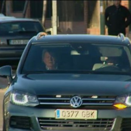 Don Juan Carlos llega sonriente a la clínica