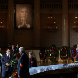 03/09/2022-Los visitantes asisten a un servicio conmemorativo de Mijaíl Gorbachov, el último líder de la Unión Soviética, en la Sala de Columnas de la Casa de los Sindicatos en Moscú, Rusia, el 3 de septiembre de 2022.