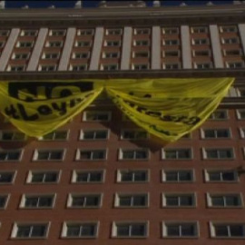 Greenpeace protesta contra la nueva 'Ley de Seguridad Ciudadana' con una pancarta gigante