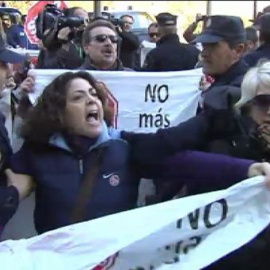 La Policía se deshace a empujones de una veintena de activistas de Stop Desahucios