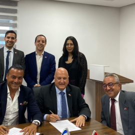 David Govrin firma el contrato para la construcción de la sede de la embajada permanente de Israel en Marruecos, rodeado de los ingenieros y el equipo de la constructora marroquí.