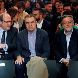 El candidato socialista a la presidencia de la Comunidad de Madrid, Ángel Gabilondo (i); conversa con el candidato del PSOE al Ayuntamiento de Madrid, Pepu Hernández (d); y el secretario general del PSM, José Manuel Franco (c), durante la presentación