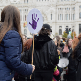 Una niña observa de la concentración feminista en el centro de Madrid - Arancha Ríos