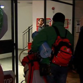 Decenas de personas apoyan a la gente que vive en el bloque ocupado de Salt