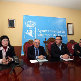 El presidente de la AECL, Ángel Basanta (2i), junto a Jose Manuel Pereira (2d), alcalde de Villafranca, han anunciado el fallo del jurado de los Premios de la Crítica 2018 con los que han sido galardonados el novelista Antonio Soler por "Sur" y la poeta