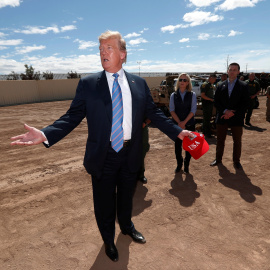 U.S. President Donald Trump visits the US-Mexico border in Calexico California, U.S., April 5, 2019. REUTERS/Kevin Lamarque TPX IMAGES OF THE DAY