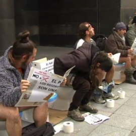Sentados en inodoros, así protesta un colectivo en Bilbao
