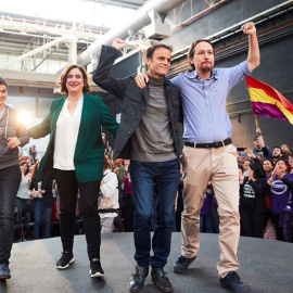 Lucía Martín, Ada Colau, Jaume Asens i Pablo Iglesias al míting de l'Hospitalet. EFE / ALEJANDRO GARCÍA