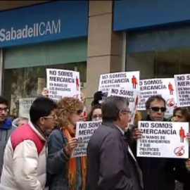 Cerca de doscientas consiguen paralizar un desahucio