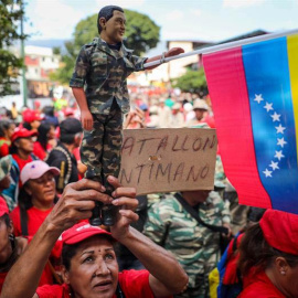 Un grupo de civiles y militares participan en actos conmemorativos del fallido golpe de estado de Hugo Chávez en las inmediaciones del Cuartel de la Montaña donde reposan los restos del expresidente. (MIGUEL GUTIÉRREZ | EFE)