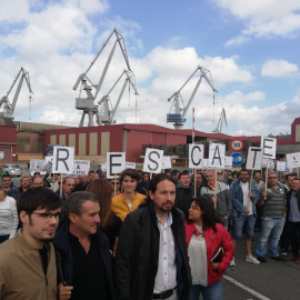 El líder de Podemos, Pablo Iglesias, y otros dirigentes del partido participan en una concentración de trabajadores de La Naval de Sestao. D.A.