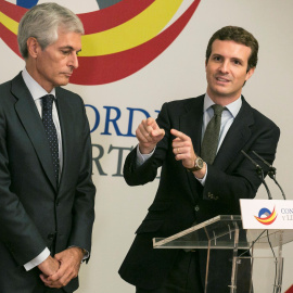 El presidente del Partido Popular, Pablo Casado, junto al presidente de la Fundación Concordia y Libertad, Adolfo Suárez Illana. EFE/ Santi Donaire