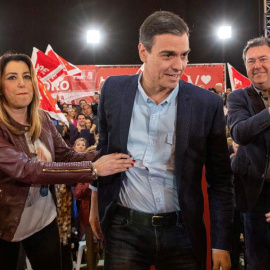 El presidente del Gobierno y secretario general del PSOE, Pedro Sánchez, haciendo. (EFE)