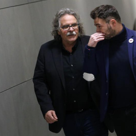 El portavoz de ERC en el Congreso, Joan Tardá (i), conversa con el diputado Gabriel Rufián antes de la rueda de prensa ofrecida este martes en la Cámara Baja tras registrar la enmienda a la totalidad a los Presupuestos Generales del Estado para el 2019