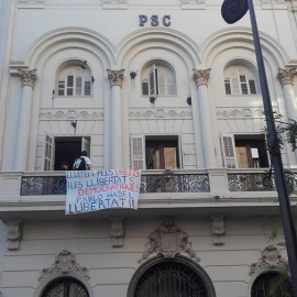 Sede del PSC de Lleida en el que un grupo de jóvenes colgó una pancarta pidiendo libertad para el rapero Pablo Hasél. / FACEBOOK PLATAFORMA LLIBERTAD PABLO HASEL