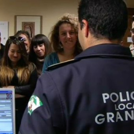 Un grupo de jóvenes devuelve una cartera con 56.000 euros