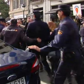 Los trabajadores de Canal 9 abuchean a Fabra