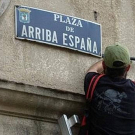 Retirada de una placa franquista.- EUROPA PRESS/ARCHIVO