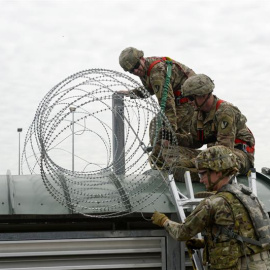 02/11/2018.- Los primeros estadounidenses soldados llegan a Hidalgo (Texas), que fronteriza con México. EFE/EPA/Alexandra Minor.