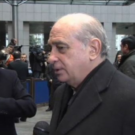 El ministro del Interior defiende ante Bruselas el uso de las concertinas