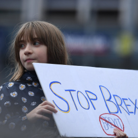 Una joven sujeta una pancarta con el lema "Stop Brexit".- Clodagh Kilcoyne/REUTERS