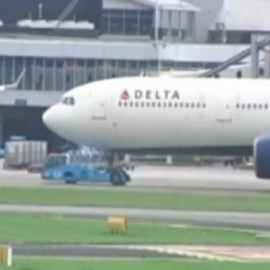 El aterrizaje de emergencia de un avión de Delta en Barajas siembra el pánico entre los pasajeros