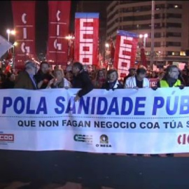 Miles de personas se manifiestan contra los recortes en la Sanidad gallega