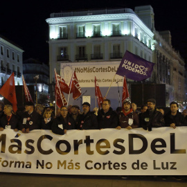 Imagen de la manifestación convocada por Podemos contra los cortes de luz / EFE