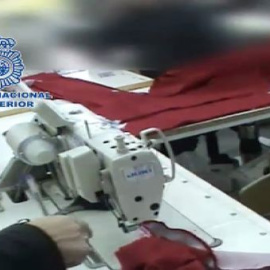 La Policía arresta a la mujer responsable de dos talleres textiles en los que trabajaban 44 personas