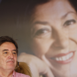 El poeta y director del Instituto Cervantes, Luis García Montero, viudo de la escritora Almudena Grandes, participa en un homenaje a Grandes en el parque del Retiro.