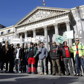 Trabajadores del astillero de La Naval, en Sestao (Vizcaya), se manifiestan este miércoles frente al Congreso de los Diputados para reclamar a los gobiernos central y vasco soluciones que eviten el cierre de la atarazana. /EFE